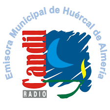 Mesa de radio con micrófono y auriculares durante la grabación de un programa sobre paz