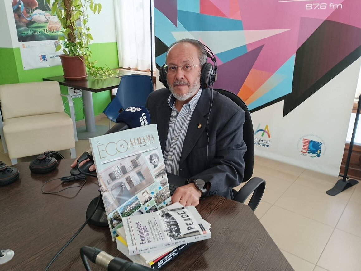 Presentador de radio hablando frente al micrófono en el estudio