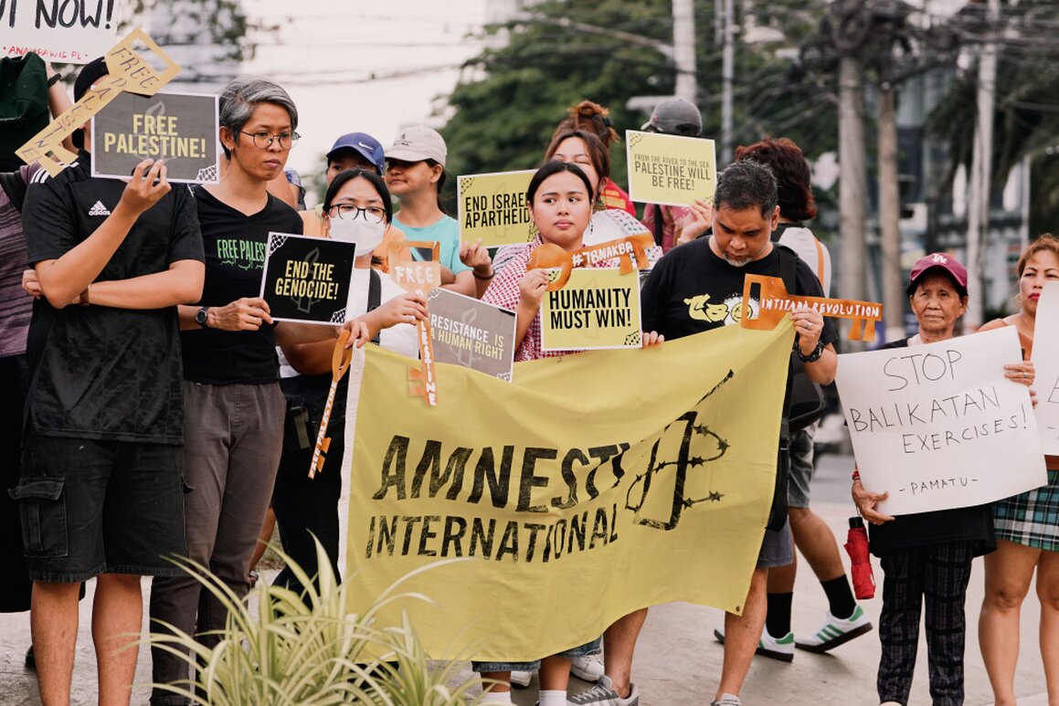 Personas participando en una campaña de derechos humanos