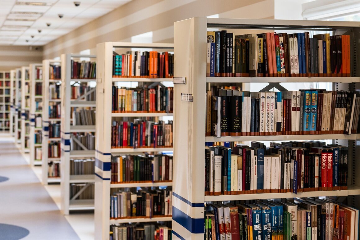 Estanterías de una biblioteca dedicada a la paz